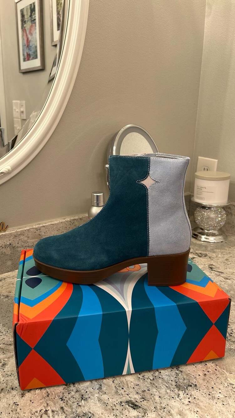 Linea Paolo Luna Boots Size 9 Milky Way White Suede